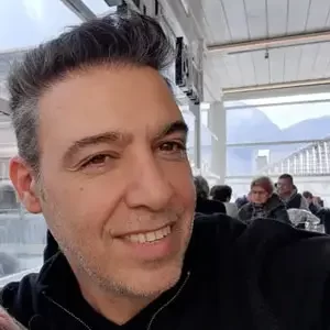 צילום ראש של איציק פייזק מחייך, מייסד פייזק קידום אתרים